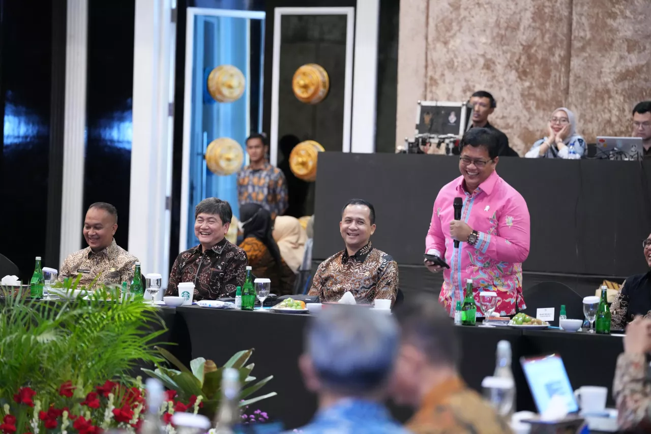 Tutup Rapat Kerja Kementrans 2025, Wamen Viva Yoga: Bukan Sekadar Program, Tetapi Strategi dan Solus