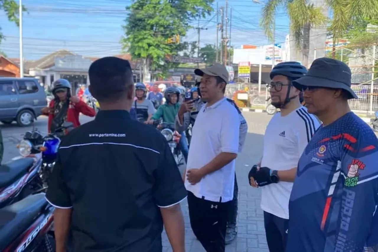 Bupati Bondowoso Sidak SPBU Pakai Onthel, Pastikan Distribusi BBM Membaik