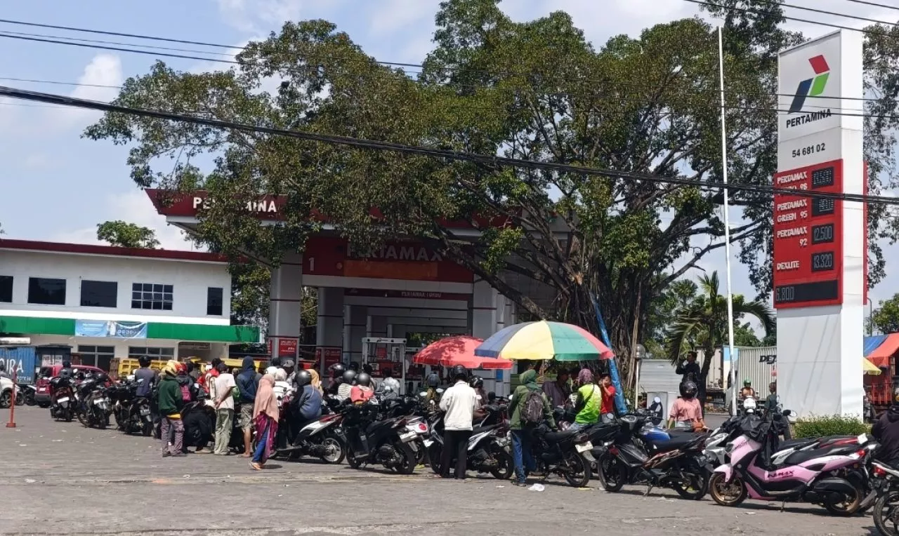 Jalan Gumitir Ditutup Total, Antrian Mengular di Sejumlah SPBU Jember, Distribusi BBM dan LPG Ke Jember Terganggu