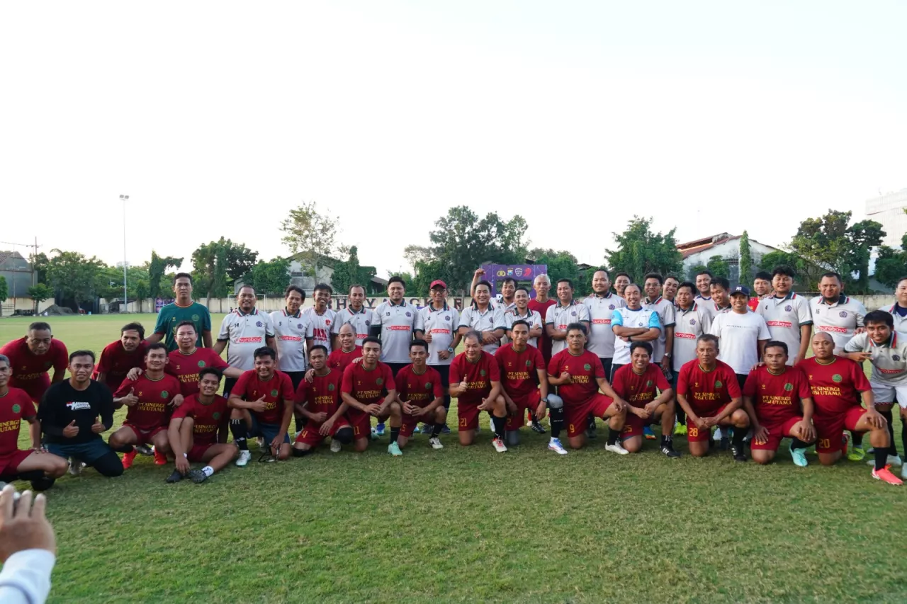 Saat Rektor Turun ke Lapangan: Tawa dan Gol Warnai Laga Persahabatan UM Surabaya vs UMY