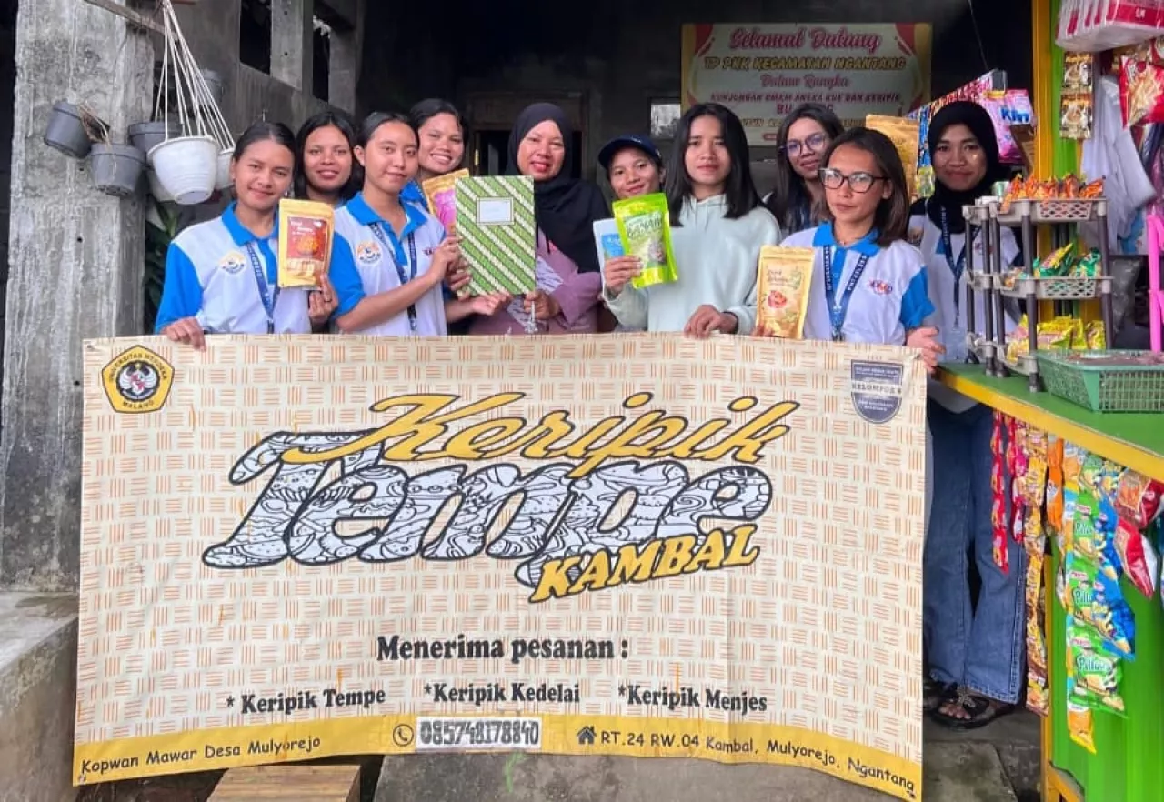 Mahasiswa UNITRI Dampingi UMKM Mulyorejo Kelola Keuangan