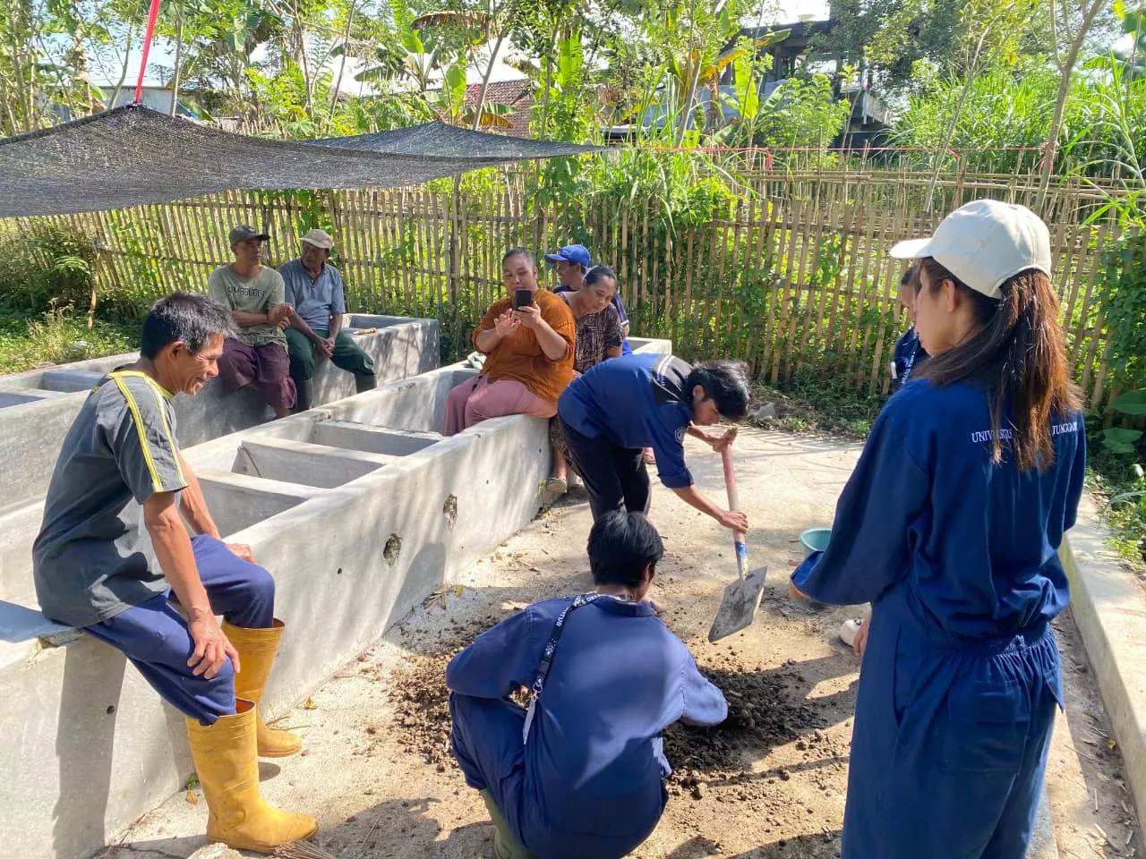 Dukung Ketahanan Pangan Berkelanjutan, Mahasiswa Unitri Latih Petani Buat Pupuk Bokashi