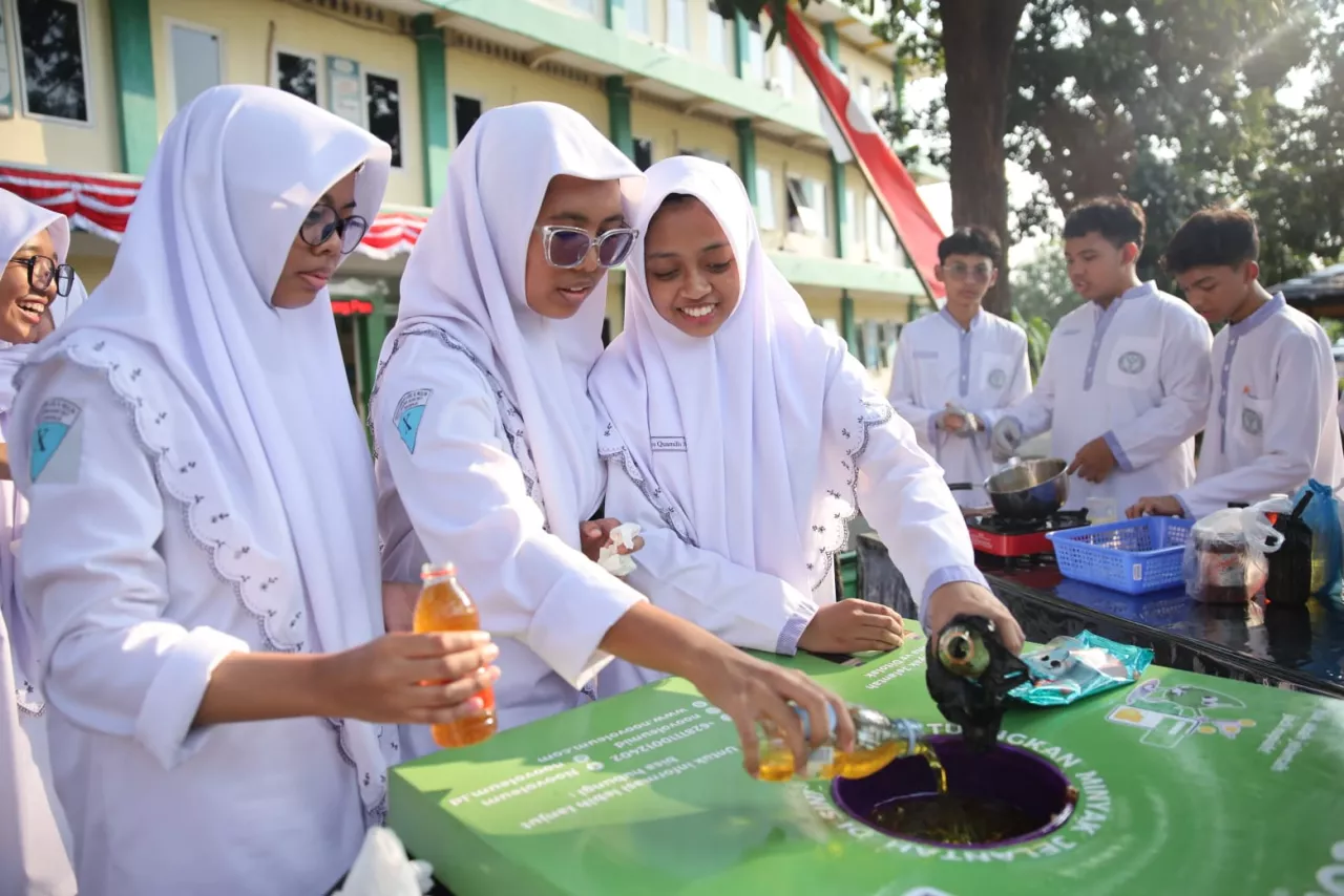 SMA Al Muslim Sidoarjo Ubah Minyak Jelantah Jadi Energi Bersih di Hari Konservasi Alam Nasional