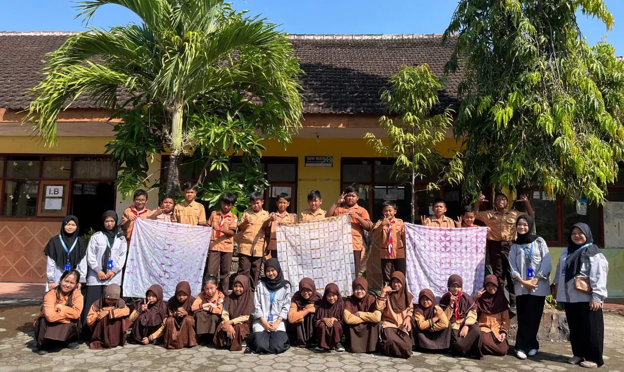 Warna dan Budaya Bersatu di SDN 119 Gresik lewat Batik Jumputan