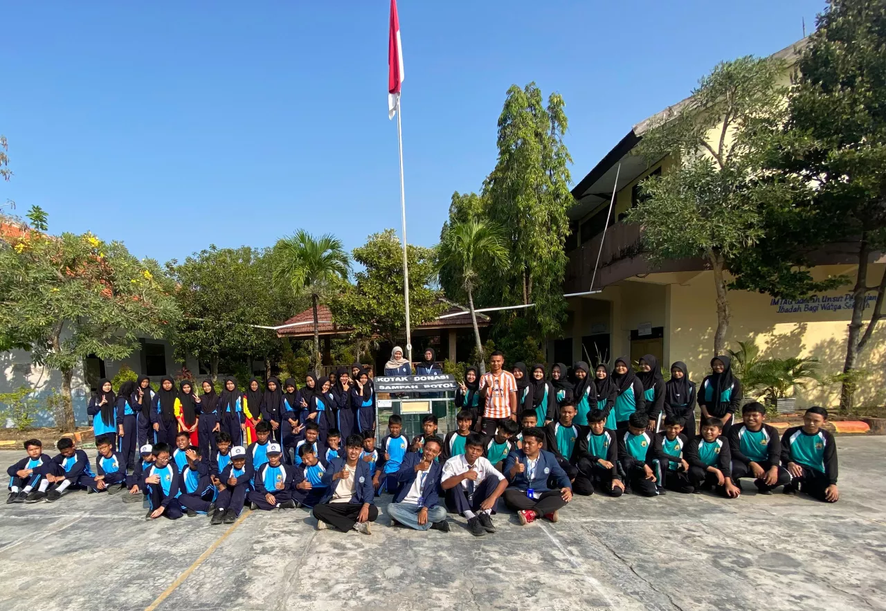Kotak Donasi Sampah di SMPN 9 Balongpanggang, KKN UMG Ajak Siswa Bijak Kelola Plastik