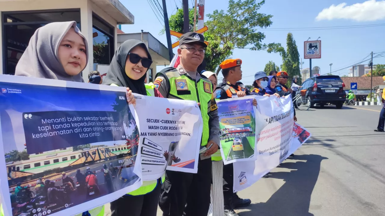 KAI Daop 7 Madiun Sosialisasikan Keselamatan KA di 80 Titik Perlintasan
