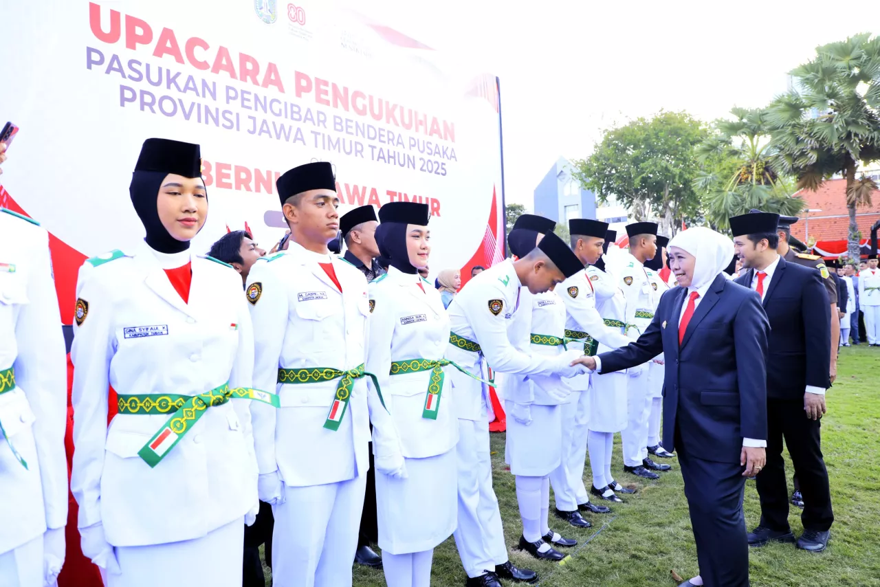 Khofifah Kukuhkan 76 Anggota Paskibraka Jatim 2025: “Ini Tugas Mulia, Jaga Amanah Bangsa”