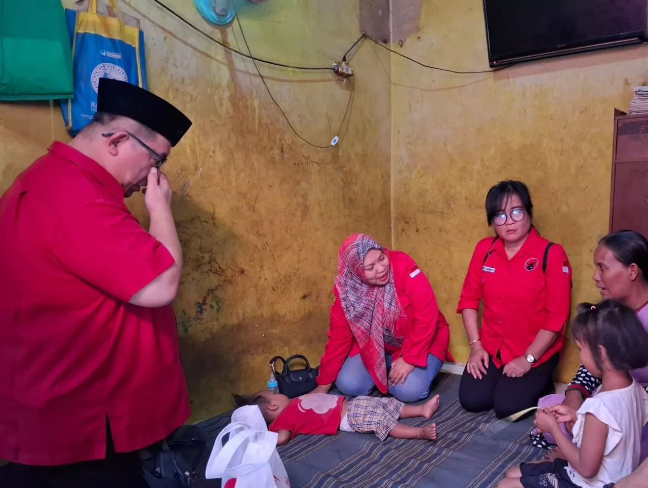 Bagikan Paket Makanan Bergizi, PDIP Surabaya Tegaskan Komitmen Zero Stunting
