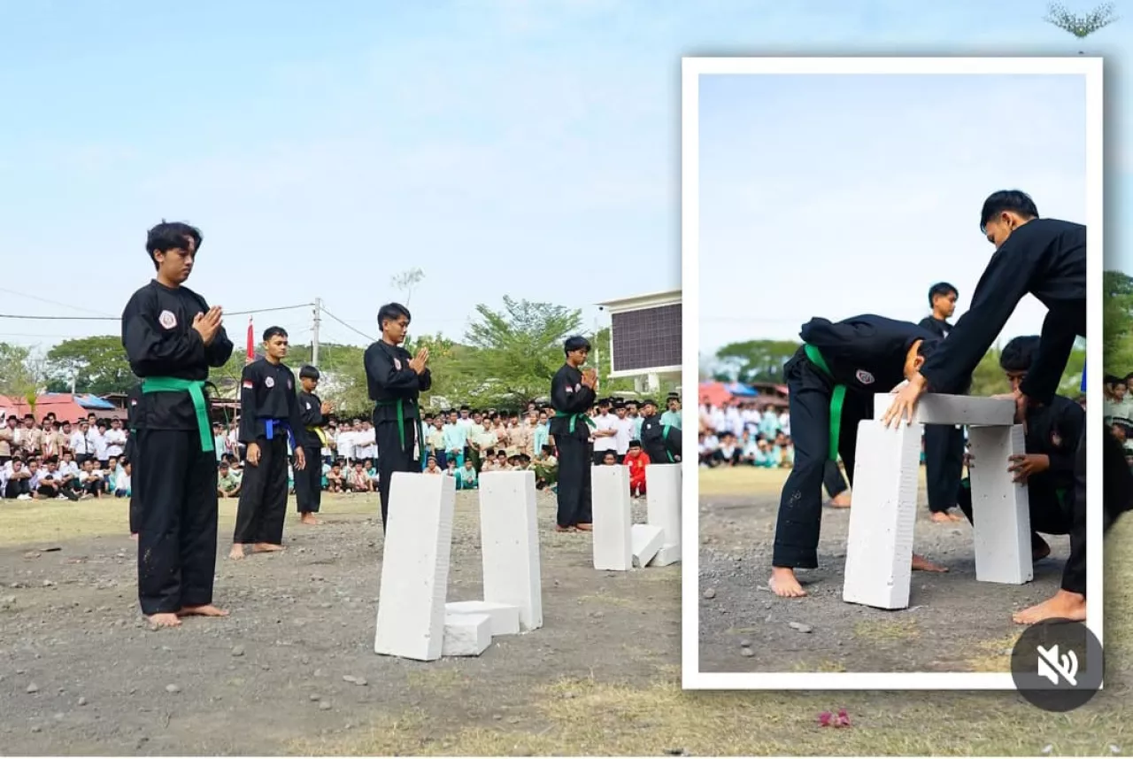Santri Tampilkan Atraksi Pencak Silat pada Upacara 17 Agustus di Nurul Jadid