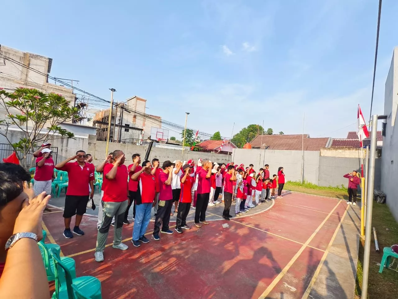 Warga  Griya Rajawali Gelar Upacara Secara Sederhana