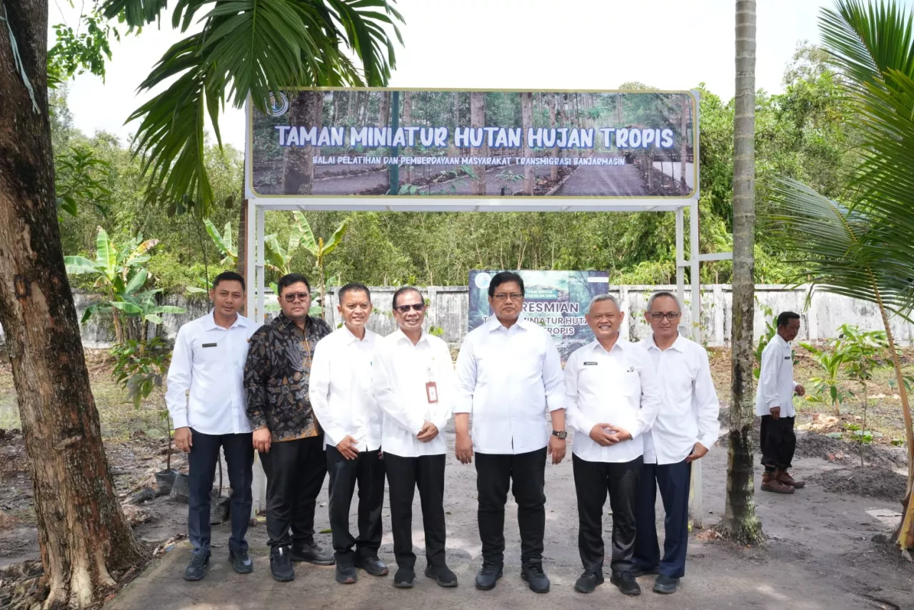 Di Banjarmasin, Wamen Viva Yoga Resmikan Miniatur Hutan Hujan Tropis