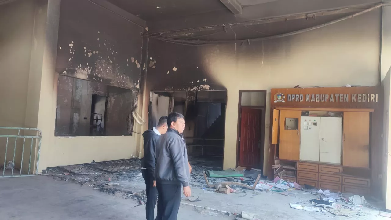 Gedung DPRD Kediri Porak-poranda, Murdiantoro Pastikan Layanan Tetap Jalan