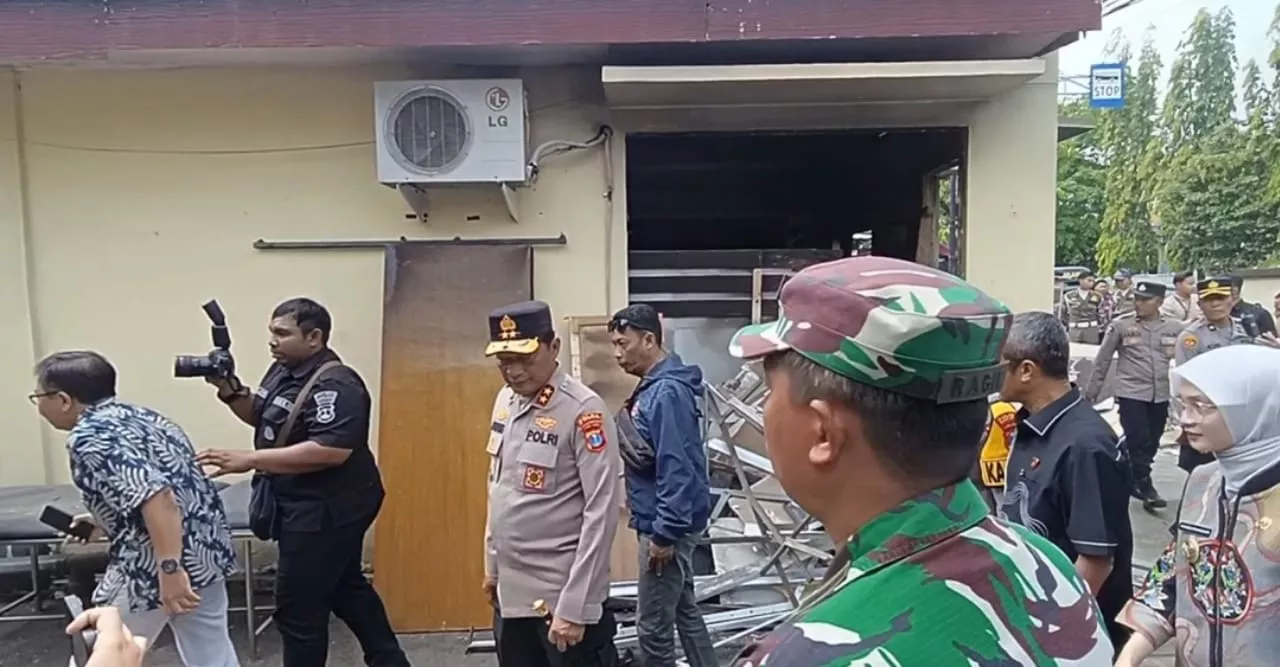 Kapolda Jatim Tinjau Mapolres Kediri yang Rusak Akibat Kericuhan