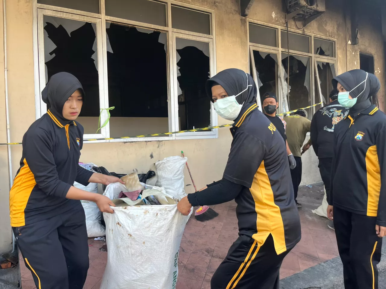HUT ke-77, Polwan Polres Kediri Bersama Masyarakat Bersihkan Sisa Kerusuhan
