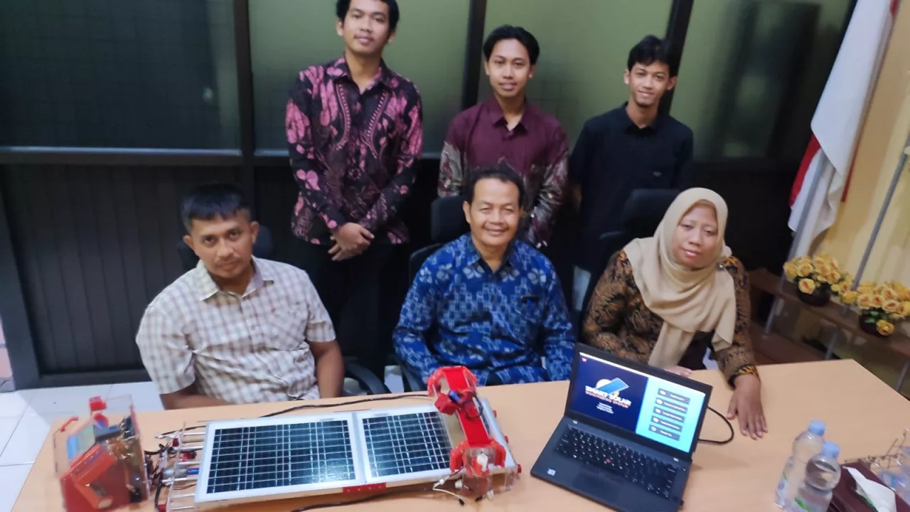 Inovasi Smart Solar Mahasiswa UNP Kediri Harumkan Indonesia di Ajang IoT