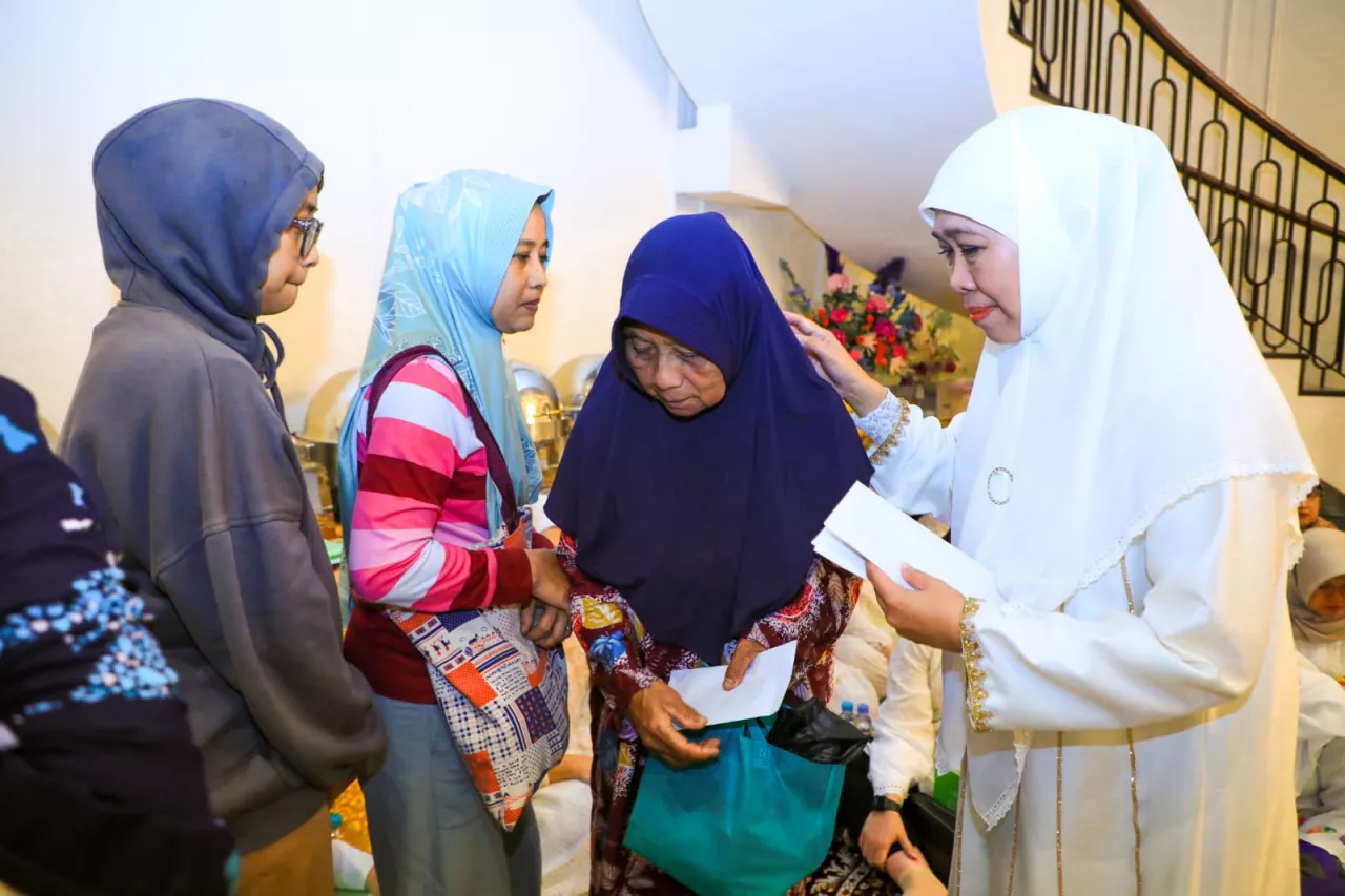 Khofifah Serahkan Santunan bagi Korban Kebakaran Jemur Wonosari, Ajak Warga Perkuat Kepedulian Sosial