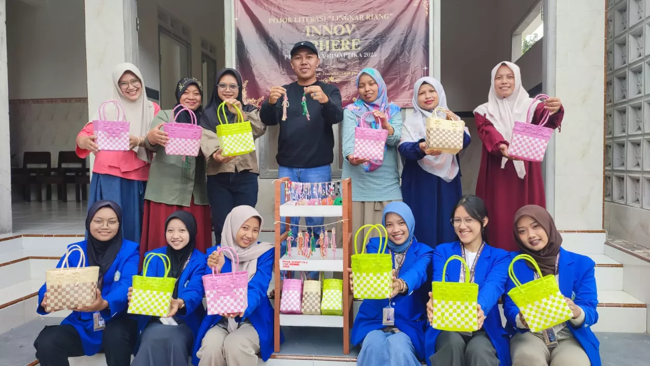 Mahasiswa UNP Kediri Hidupkan Ekonomi dan Budaya Desa Manggis lewat Program 8 Pojok