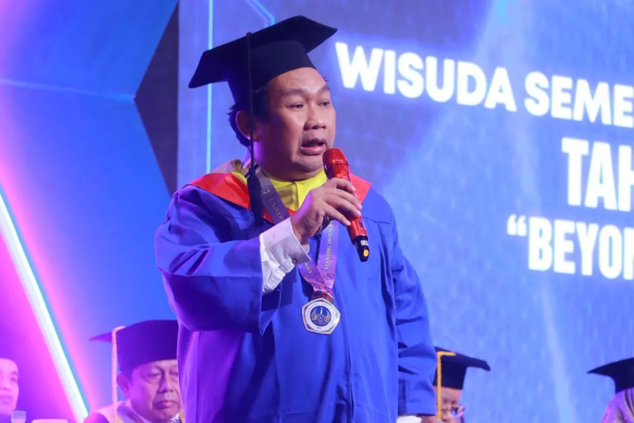 Dari Kamal ke Senayan: Eric Hermawan, Raih Gelar Sarjana Hukum Unitomo