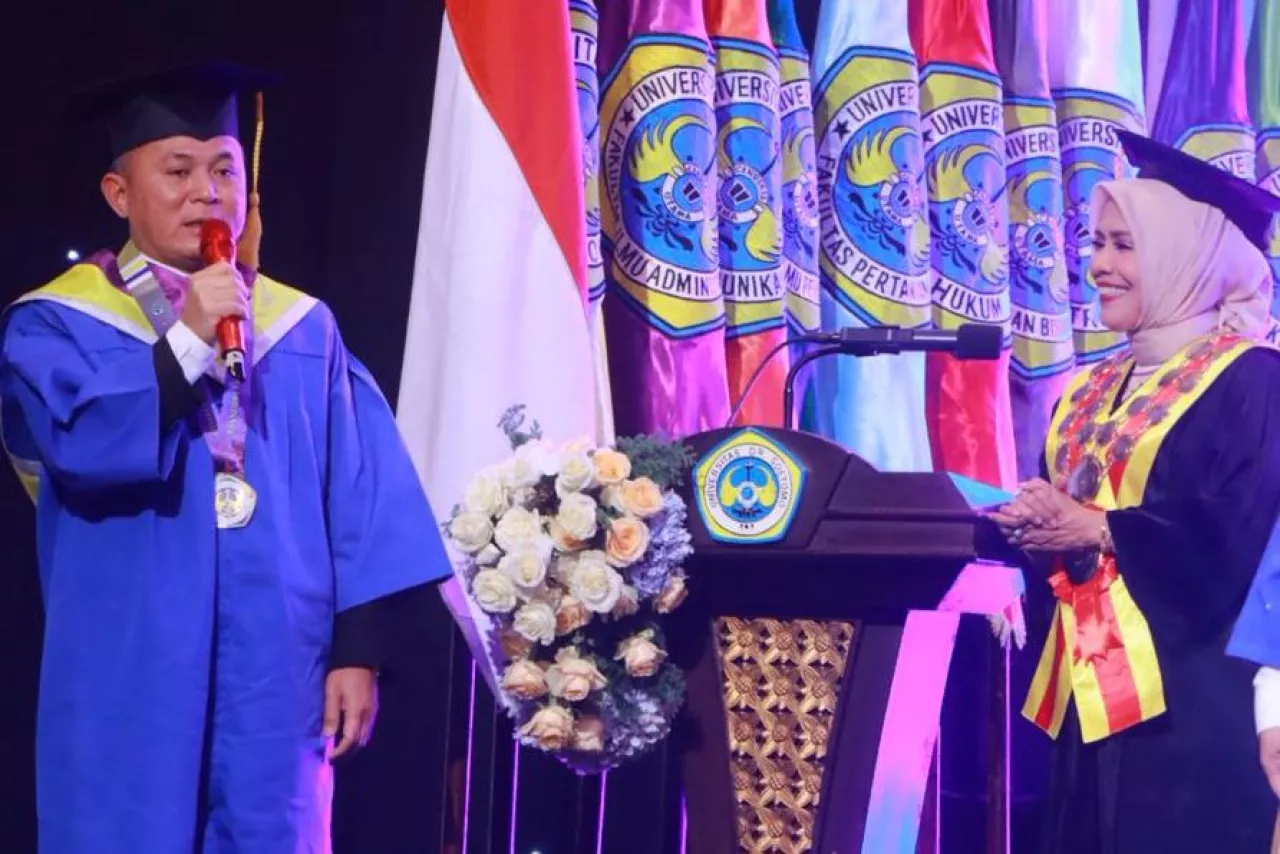Wamen HAM Mugiyanto Raih Gelar Magister di Unitomo, Teladan Akuntabilitas dan Komitmen Pendidikan