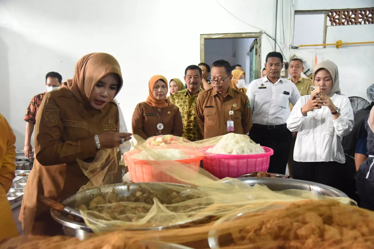 Wabup Sidoarjo Sidak Dapur SPPG, Temukan Masalah Penutup Makanan