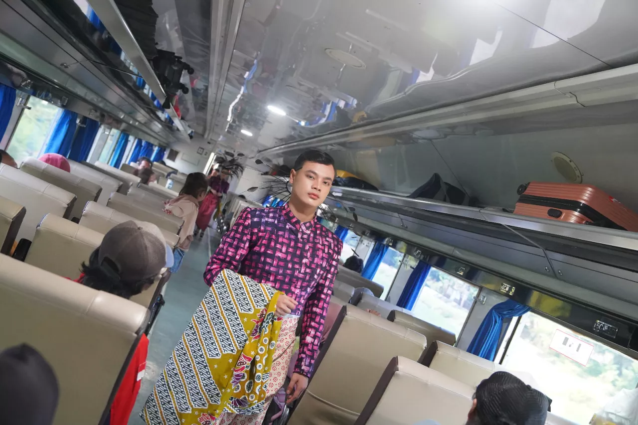 PT KAI Daop 7 Madiun Gelar Fashion Show Batik di Stasiun Kediri