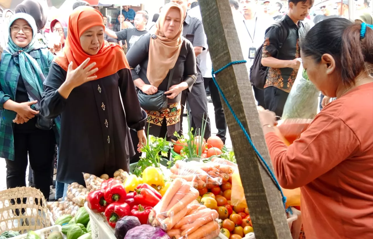 Gubernur Khofifah Borong Sayur Mayur di Pasar Induk Plaosan Magetan