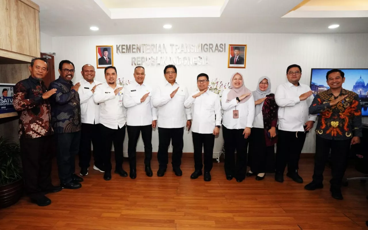 Bertemu Bupati Sambas, Wamen Viva Yoga: Perkuat Kawasan Transmigrasi di Wilayah Perbatasan