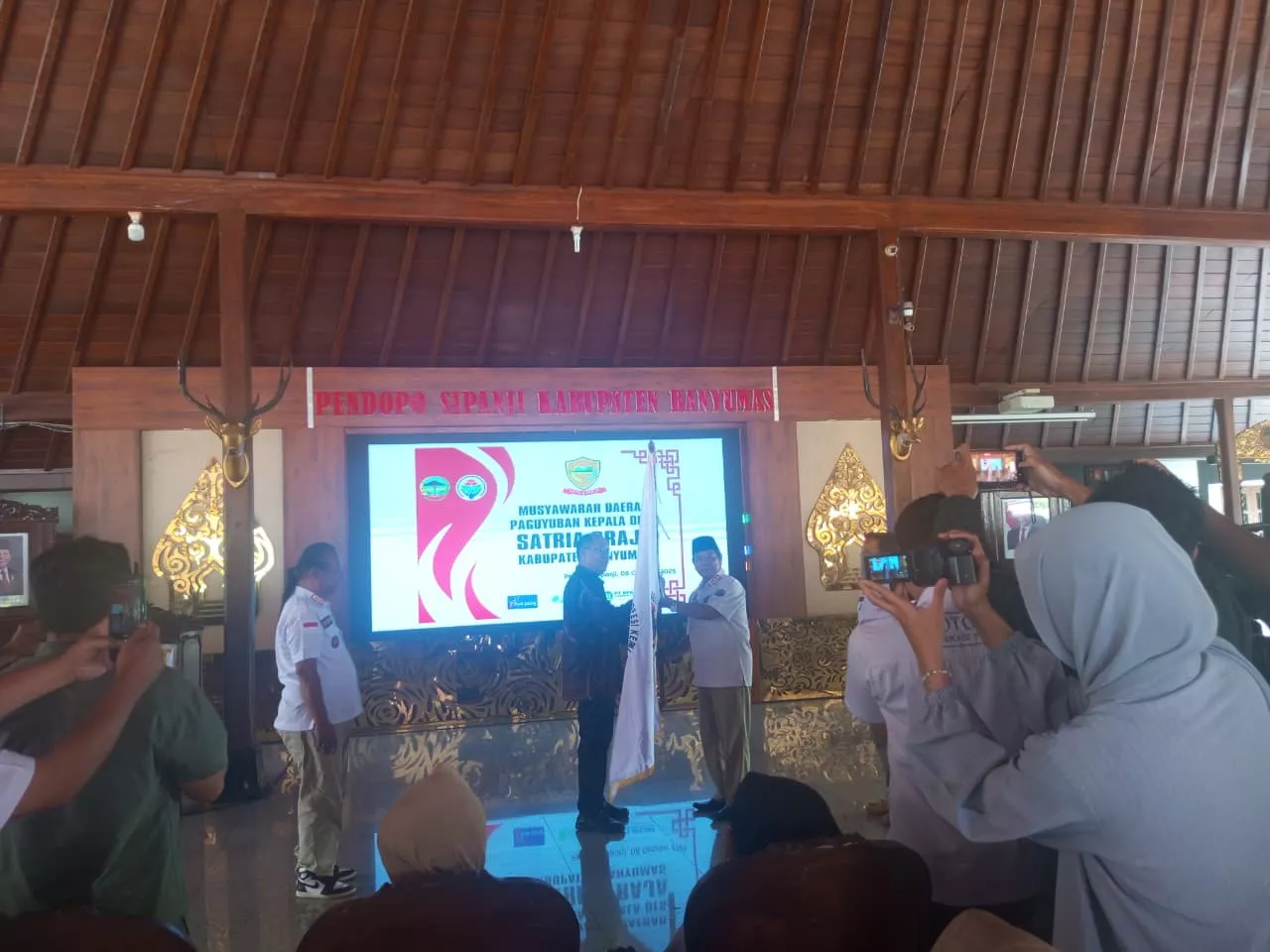 Saifuddin Kembali Pimpin Satria Praja Banyumas, Bupati Harap Kades Tetap Solid Bangun Desa