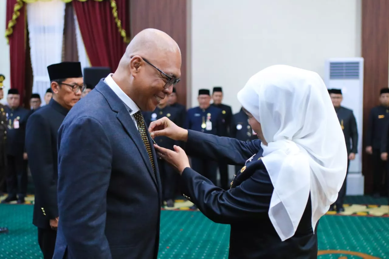 Ketua Umum PWI Pusat Akhmad Munir Terima Lencana Kehormatan “Jer Basuki Mawa Beya” dari Gubernur Jatim