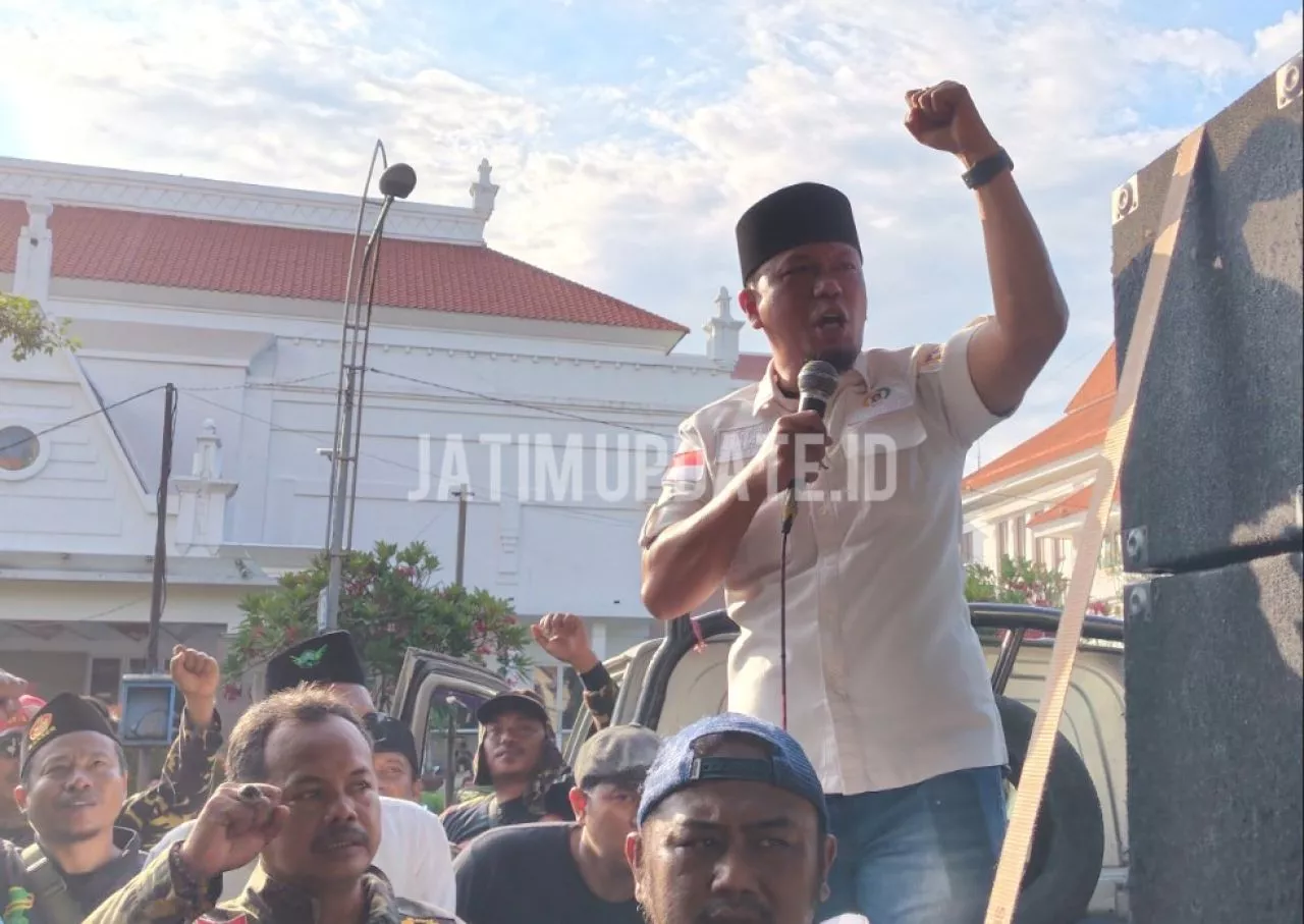 Politisi Demokrat Serukan “Lawan!” di Depan Kantor Trans7 Jatim: “Kami Santri, Kami Berdaulat!”