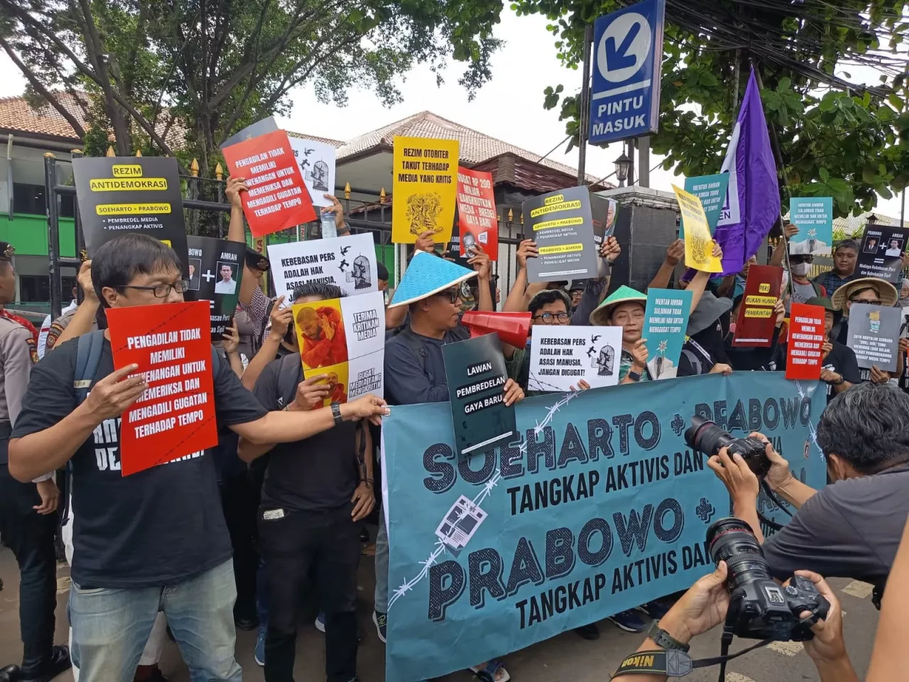Aksi Solidaritas Dukung Tempo Melawan Gugatan Rp200 Miliar oleh Menteri Pertanian Amran Sulaiman