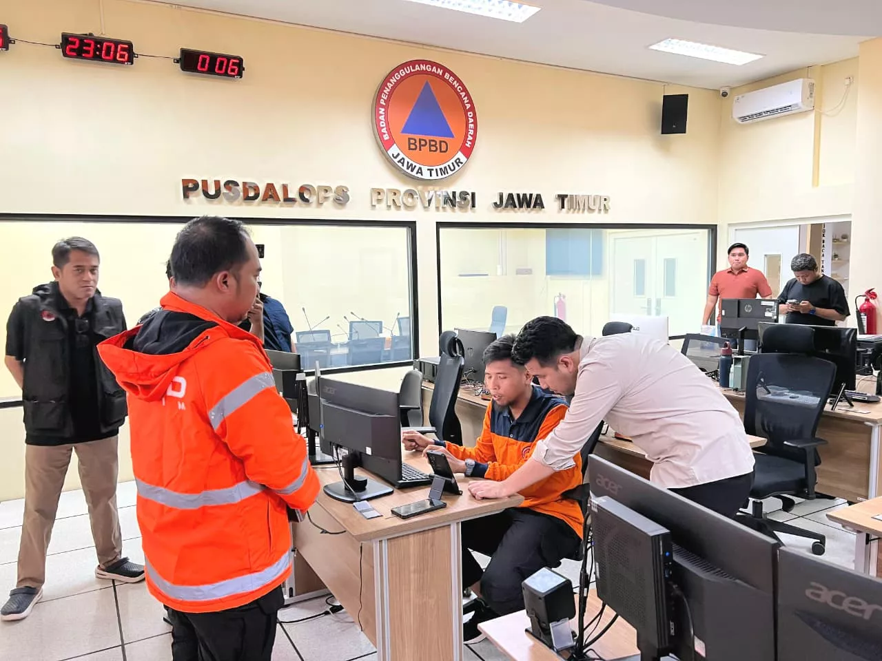 Pantau Perkembangan Bencana, Wagub Emil dan Sekdaprov Adhy Karyono Kunjungi Pusdalops PB BPBD Jatim