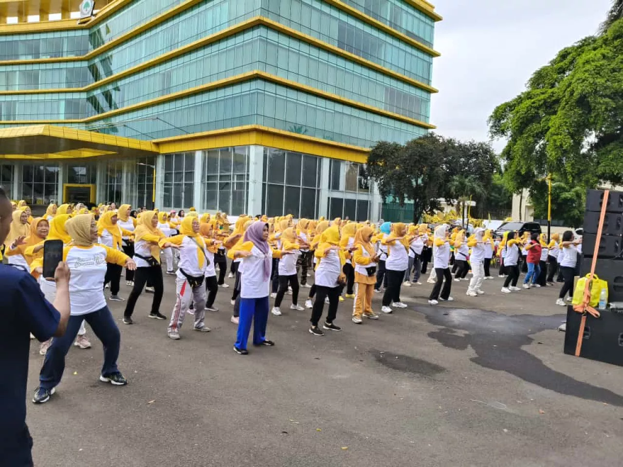 Pengajian Al-Hidayah Dorong Kesehatan Mental dan Sosial Lansia Lewat Senam