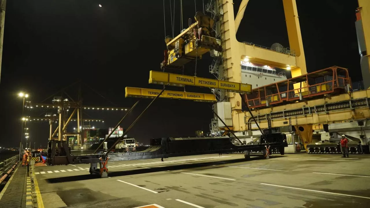 PT INKA (Persero) Kirim Tiga Platform Lokomotif ke Australia via Terminal Petikemas Surabaya