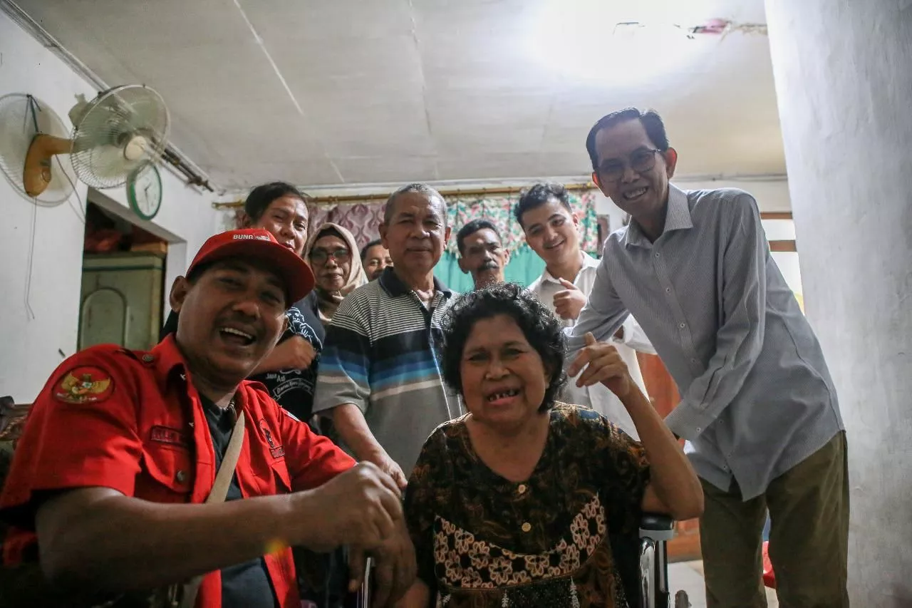 Blusukan ke Lakarsantri, Adi Sutarwijono Kunjungi Pemohon Rutilahu dan Bantu Kursi Roda Warga Sakit