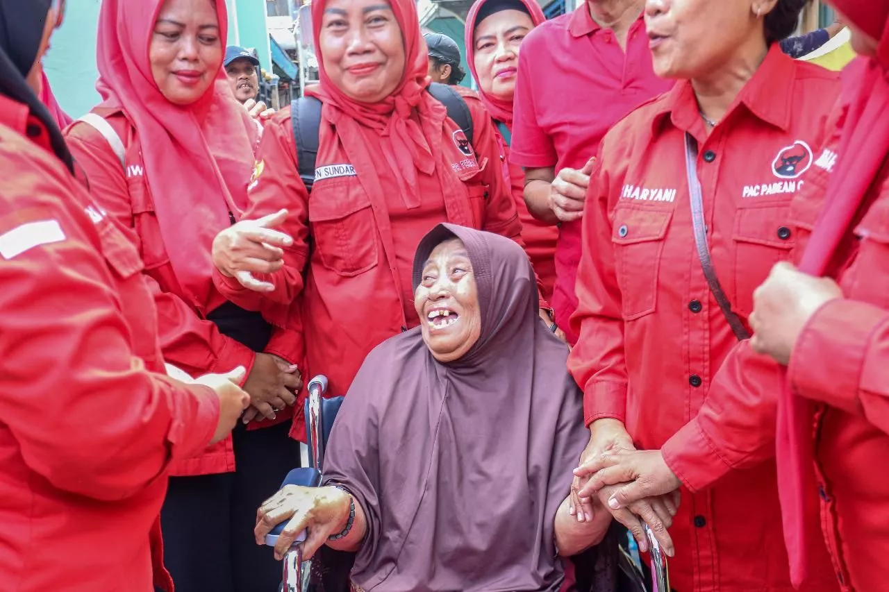 Kader Banteng Pabean Cantikan Bergerak Kompak, Bantu Kursi Roda Warga Disabiltas