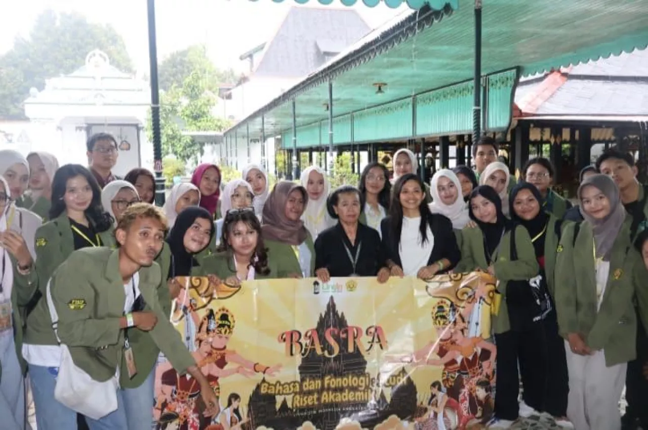 Mahasiswa Linguistik UPN Veteran Jatim Teliti Fonologi Jawa di Keraton Yogyakarta