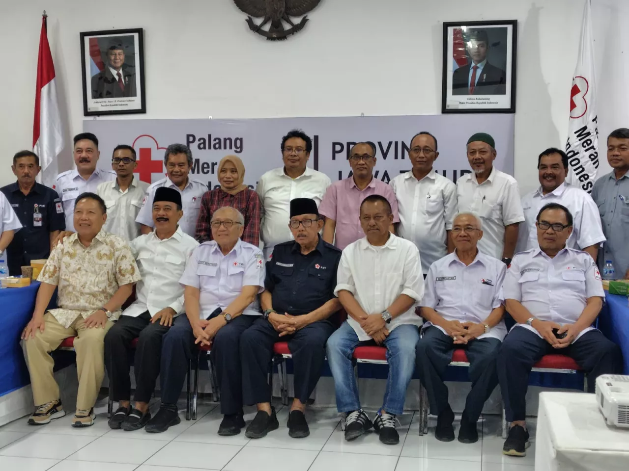 PMI Jatim kirim 18 Relawan Dan 9 Truk Air Bersih Ke Lokasi Bencana banjir Bandang Sumatra