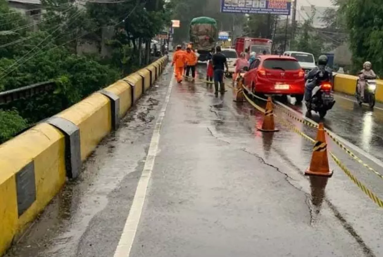 Badan Jalan Jembatan Sentong Retak Usai Hujan Deras, BPBD Pasang Barier Pengaman