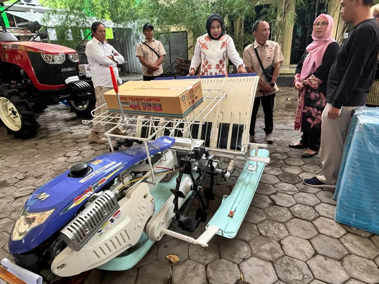 Wabup Sidoarjo Serahkan Bantuan Alsintan untuk Tingkatkan Produktivitas Petani