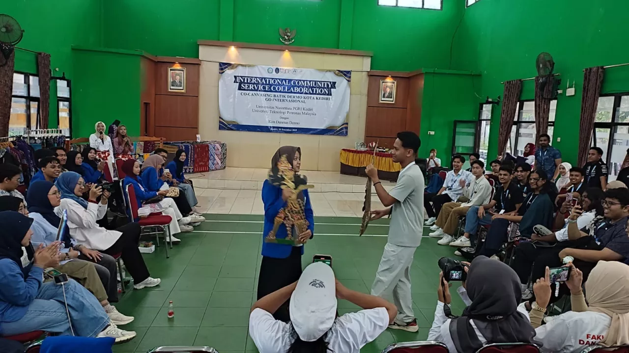 Dari Kelurahan Dermo ke ASEAN, UNP Kediri Menjahit Masa Depan Batik dan Wayang Kulit Bersama Malaysia