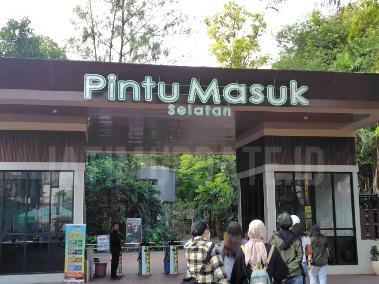Karyawan Kebun Binatang Surabaya Pensiun di Usia 56 Tahun, Ada Pesangon?