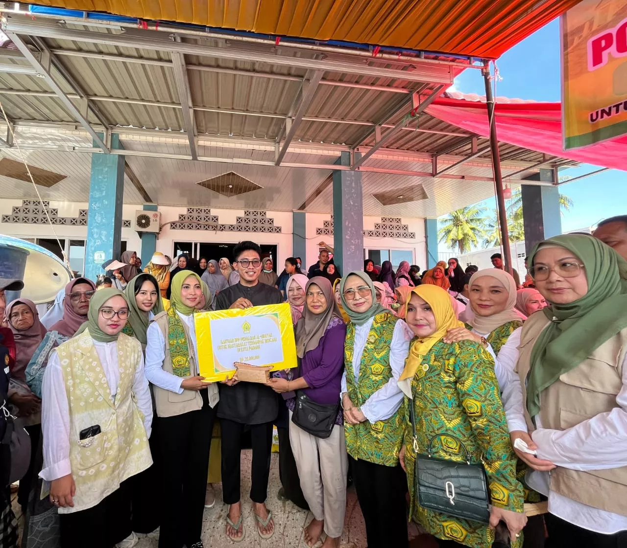 Pengajian Al-Hidayah Salurkan Bantuan Korban Bencana Sumbar