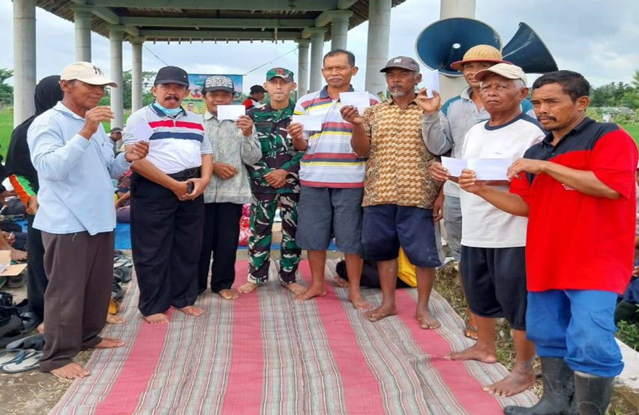 Babinsa Desa Kemloko Koramil 0808/05 Nglegok Kodim 0808/Blitar Koptu Sunarto, melaksanakan kegiatan Komunikasi Sosial (Komsos) bertajuk "Jagong Petani" bersama Kelompok Tani (Paktan) "Sido Makmur".