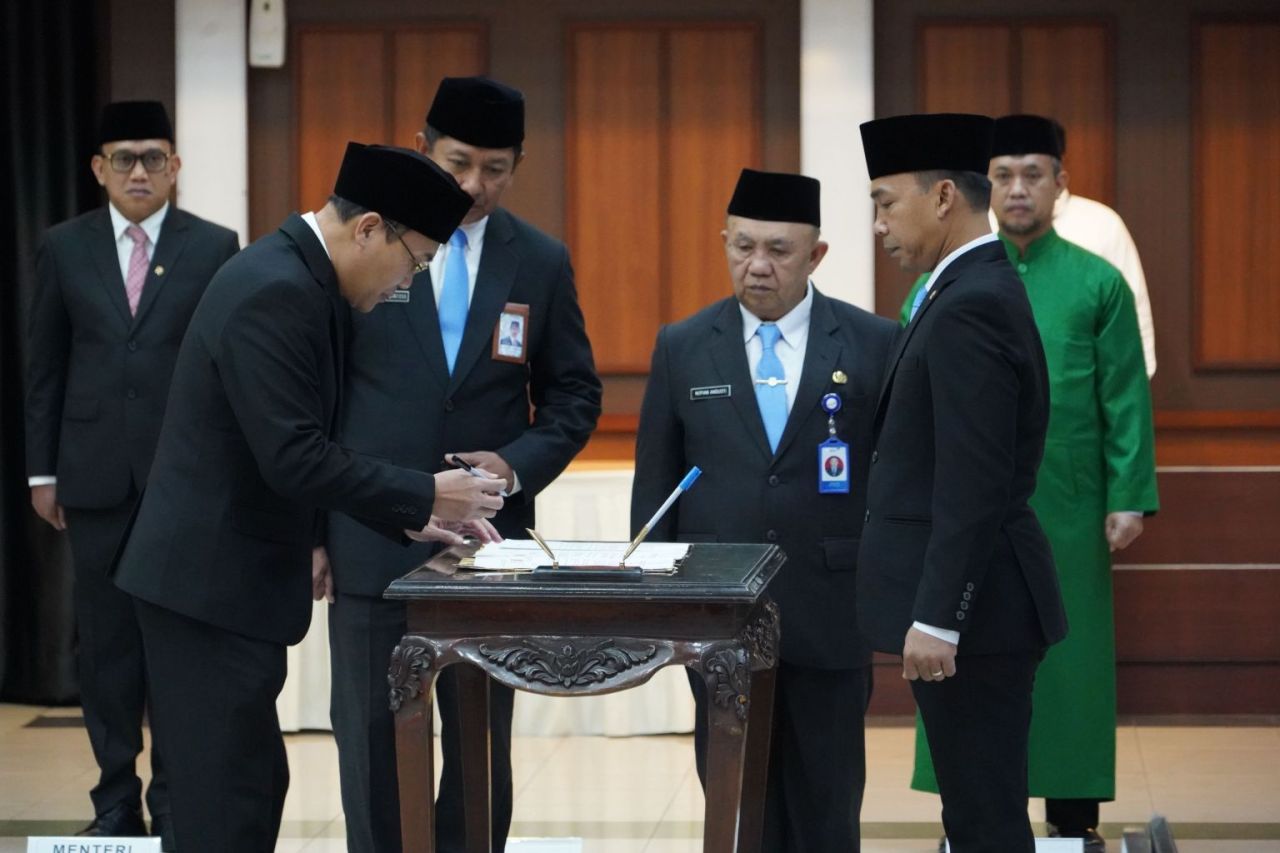Mendukbangga Wihaji Lantik Prof Budi Setiyono Sebagai Sekretaris Kemendukbangga