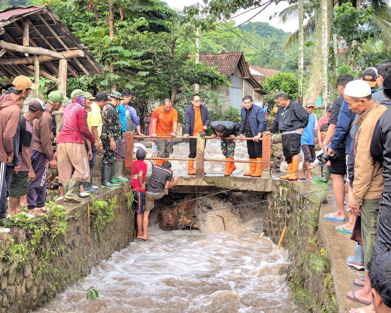 Tim BPBD Jatim Respon Cepat Tangani Dampak Banjir Bandang di Kabupaten Bondowoso