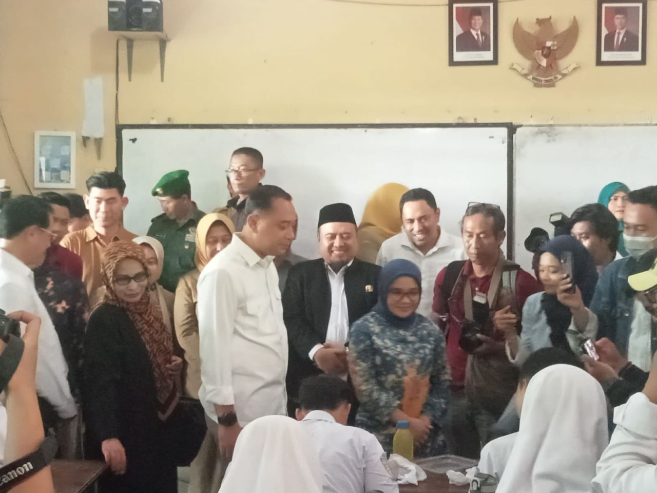 Johari Mustawan Bersama Eri Cahyadi Pantau Program Makan Siang Bergizi Gratis di SMPN 13 Wonocolo