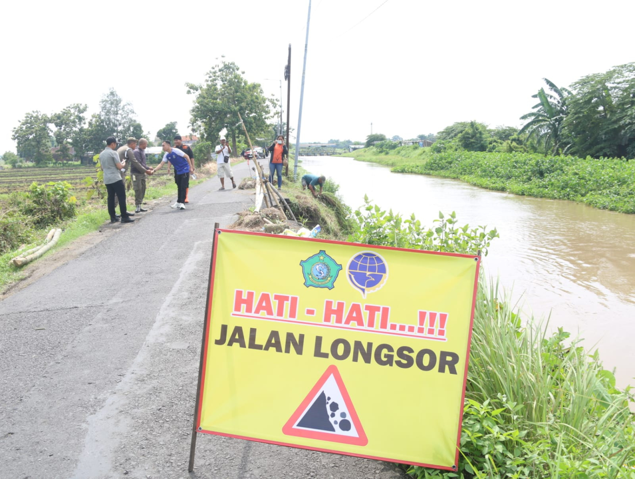 Jalan Amblas Akibat Terkikis Aliran Sungai di Desa Prambon