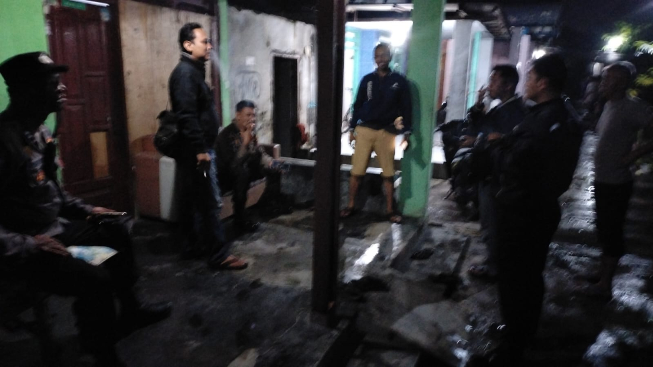 Rumah Warga di Desa Watugolong Krian Sidoarjo Terbakar