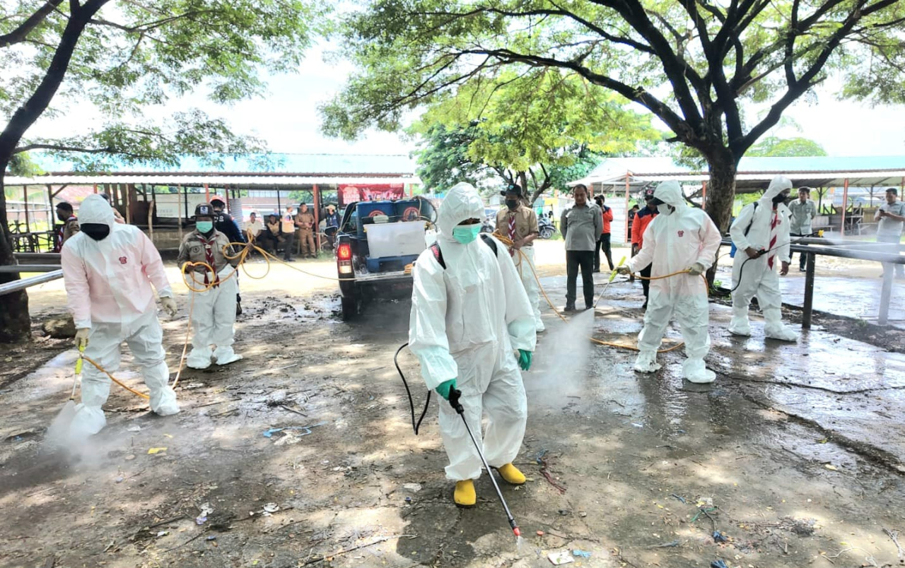 Penyemprotan PMK, Tim BPBD Bergeser ke Wilayah Gresik